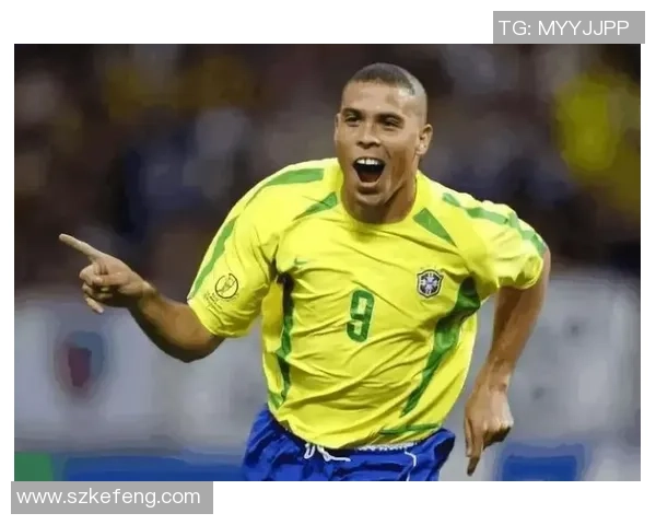 足球巨星陪儿子观赛场内外温馨互动展现父子情深